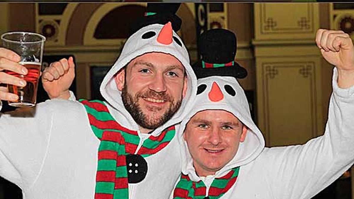 Passend zur Jahreszeit haben sich auch zwei Schneemänner in den Ally Pally verirrt (copyright: @OfficialPDC)