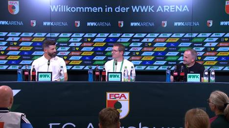 Schalkes Trainer Miron Muslic berichtet auf der Pressekonferenz von einer Begegnung mit Augsburgs Trainer Manuel Baum und dessen Sohn. Dabei sorgt der S04-Coach mit seinem Bekenntnis zu den Münchner Löwen für einen humorvollen Seitenhieb.