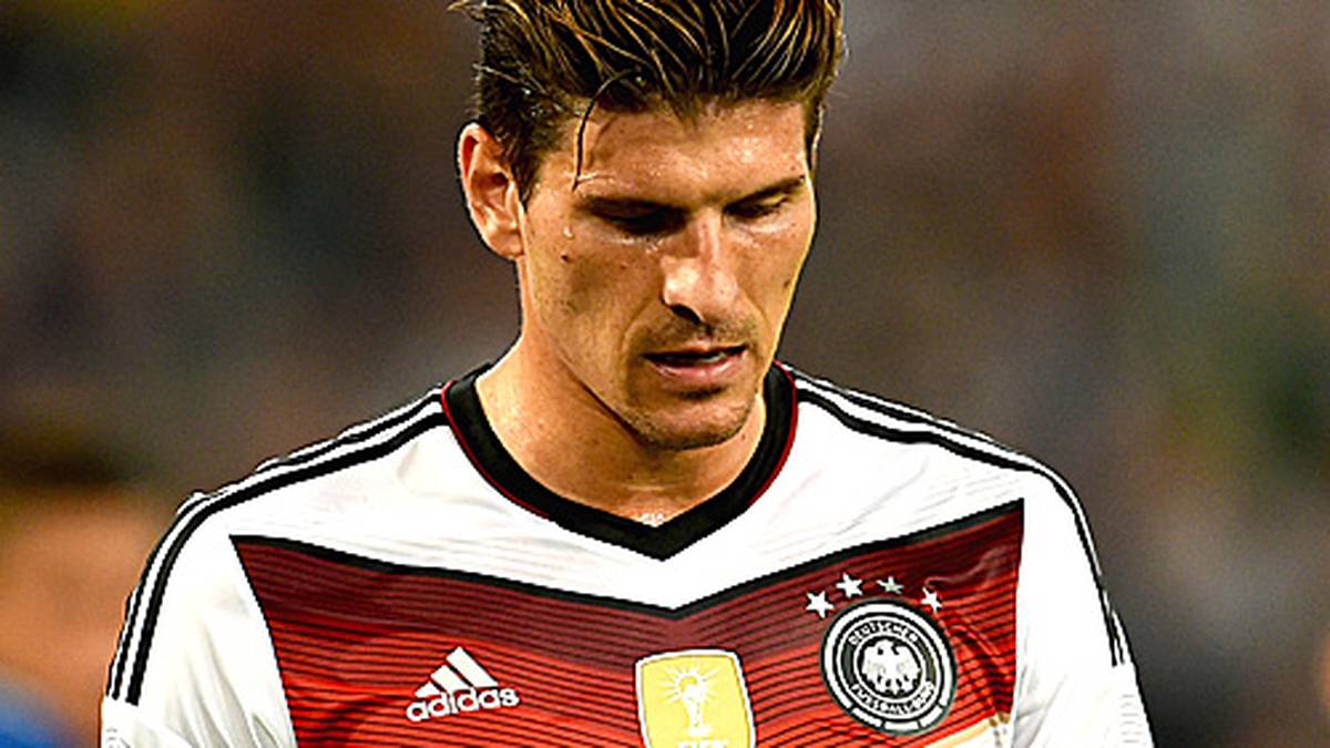 MARIO GOMEZ: Ein Wort reicht: Unglücklich. Gomez war nach der langen Verletzungspause und der verpassten WM die Motivation anzumerken, doch der Stürmer vergab gleich drei sehr gute Möglichkeiten. Musste sich Pfiffe von den eigenen Fans gefallen lassen. SPORT1-NOTE: 5 
                  
                  
