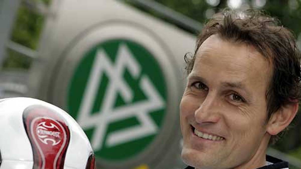 Danach macht der gebürtige Mannheimer den Trainerschein, übernimmt zunächst die A-Jugend des BVB, dann die U-17-Nationalmannschaft