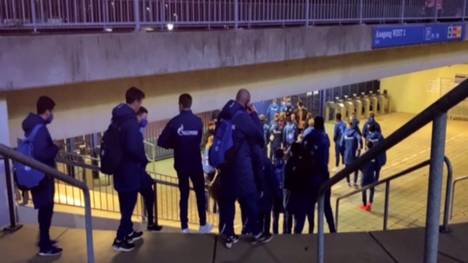 Nach dem ersten Punktgewinn der neuen Saison stellte sich die Schalker Mannschaft rund 80 Ultras, die vor dem anstehenden Derby gegen den BVB Redebedarf hatten.