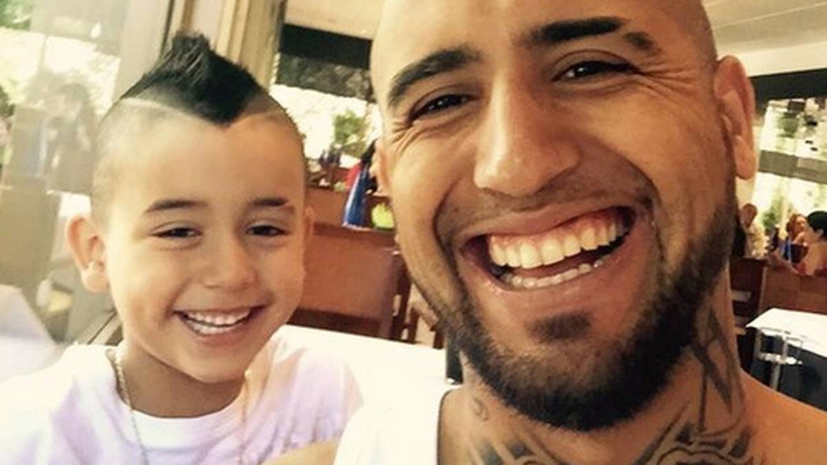 Mittlerweile ist der Sohn zum kleinen Doppelgänger des Vaters geworden, der fleißig Tattoos sammelt. Am Hals wird der Platz so langsam eng