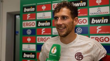 Leon Goretzka witzelt nach dem Pokalerfolg gegen Preußen Münster über seine Premiere als Innenverteidiger.