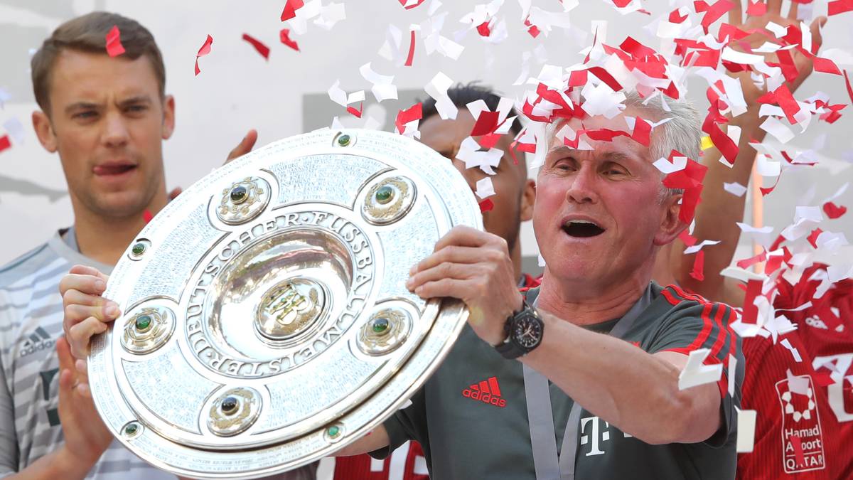 Natürlich bekommt auch der Macher des Erfolgs die Schale in die Hand. Jupp Heynckes führte die Bayern heraus aus dem Formtief bis zur 28. Meisterschaft. Für anschließende Weißbierduschen hat Heynckes aber nichts übrig