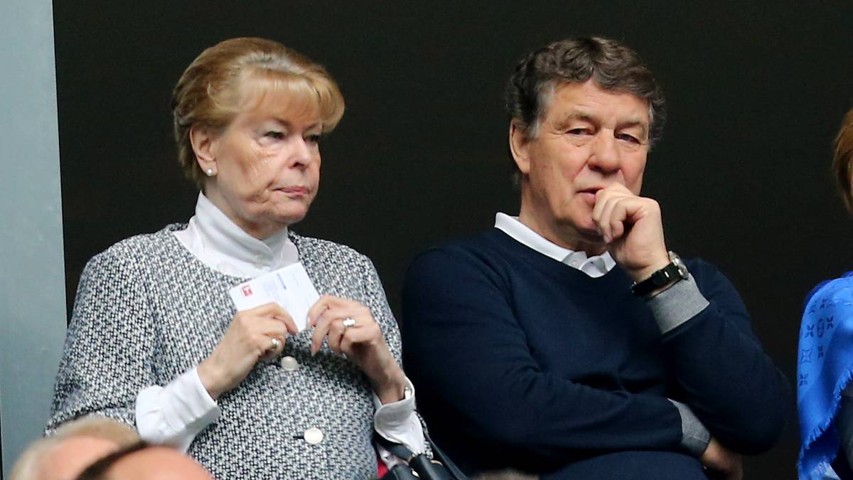 Heute - mit 80 Jahren - verfolgt König Otto das Geschehen nur noch als Zuschauer, wie hier im letzten Jahr beim Revierderby zwischen Borussia Dortmund und Schalke 04