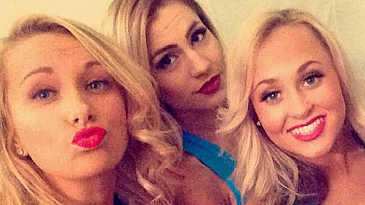 Auch immer wieder ein Hingucker: Die Tänzerinnen, die den Einlauf der Spieler optisch untermalen. But first: Let me take a selfie (Copyright: twitter.com/willhillbet)