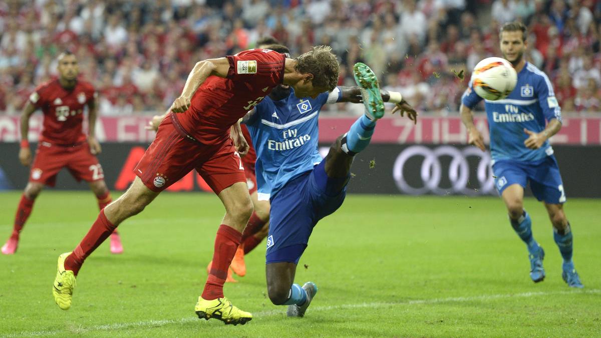 Zum Saisonstart 2015/16 halten die Hamburger zuerst gut dagegen, am Ende siegen die Bayern aber deutlich 5:0. Thomas Müller (l.) trifft doppelt