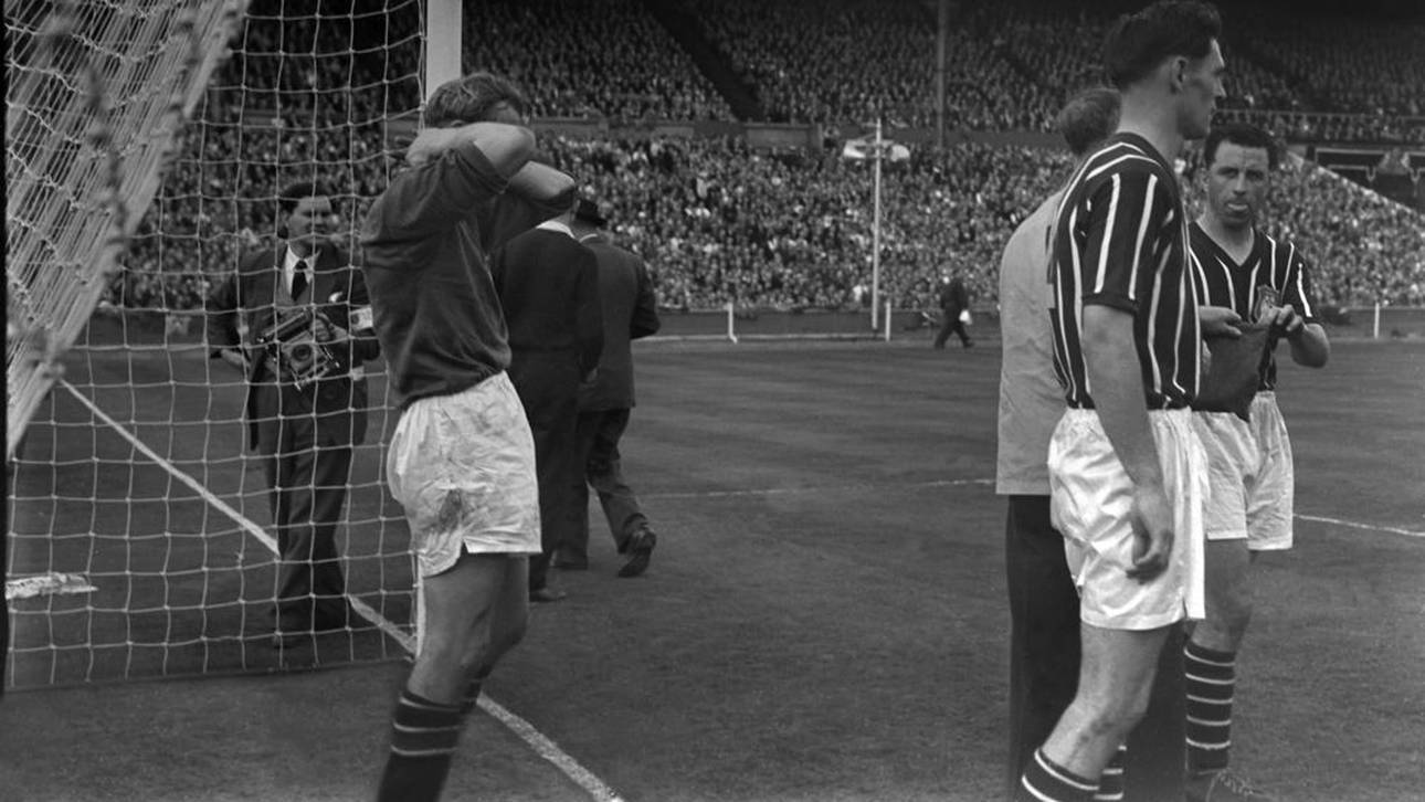 Bert Trautmann fasste sich nach dem Zusammenstoß gleich an den Hals