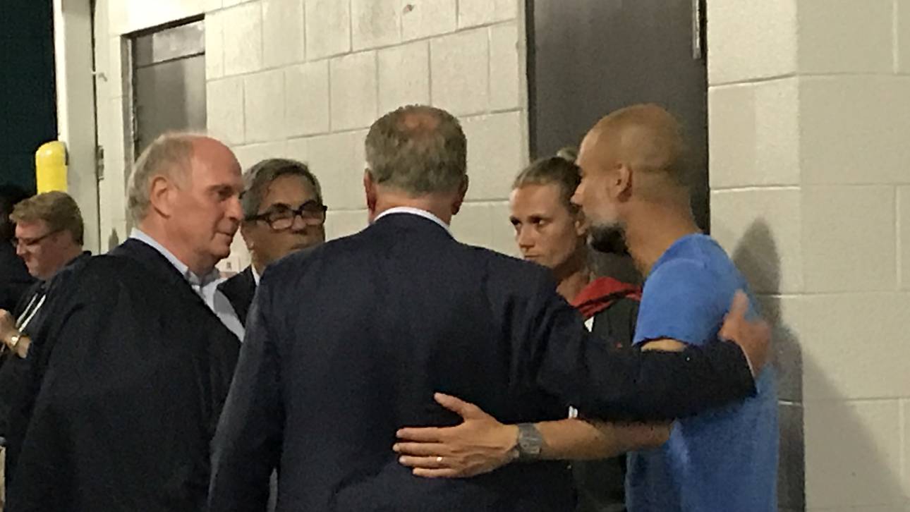 Pep Guardiola (r.) unterhielt sich nach der Partie angeregt mit den Bayern-Bossen
