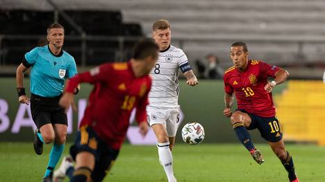 Thiago (r.) spielte mit Stürmer Rodrigo (vorne) zuletzt 1:1 gegen Deutschland