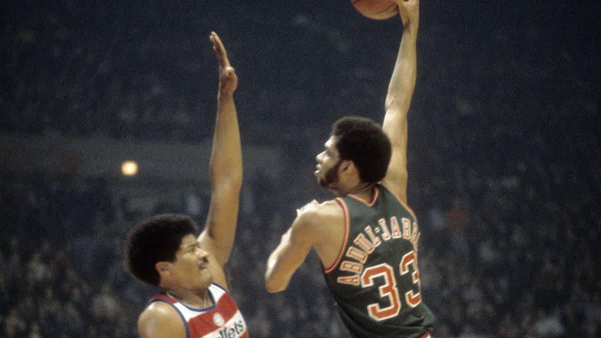 In den Finals 1971 überrollte Milwaukee die Baltimore Bullets mit 4:0 und Abdul-Jabbar wurde Finals-MVP, einen Tag später nahm er seinen muslimischen Namen an, der übersetzt so viel heißt wie "der edle Diener des mächtigen Gottes". Sein typischer Hakenwurf gehörte schon damals zum Repertoire