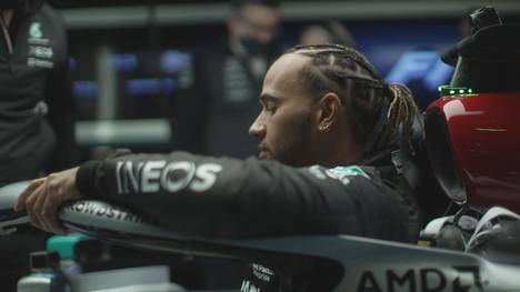 Lewis Hamilton überquerte die Strecke beim Großen Preis von Katar unerlaubt. Die FIA untersucht den Vorfall trotz Entschuldigung.