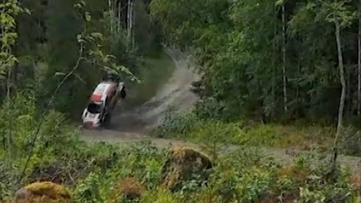 Schockmoment bei WRC! WM-Führender mit brutalem Überschlag