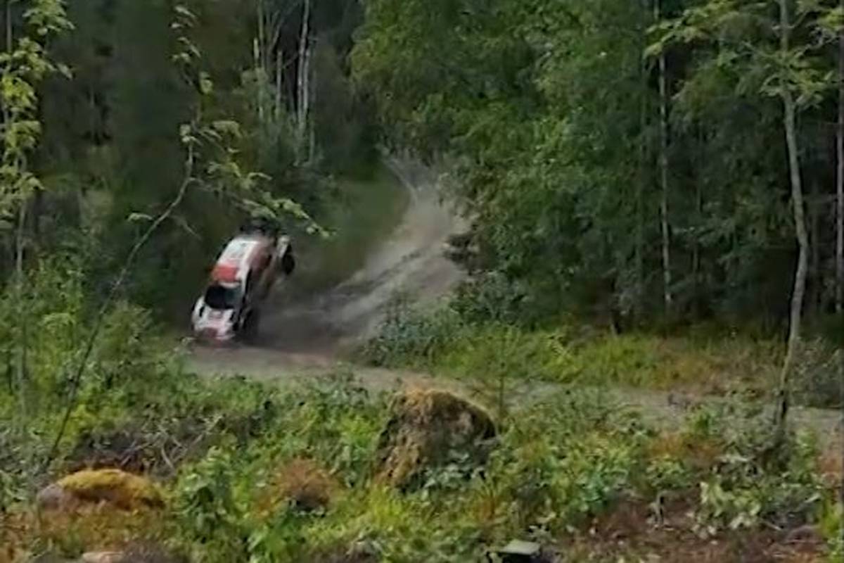 Schockmoment bei WRC! WM-Führender mit brutalem Überschlag
