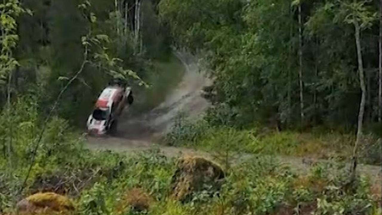 WRC Finnland: Kalle Rovanperä mit spektakulärem Crash - Elfyn Evans gewinnt