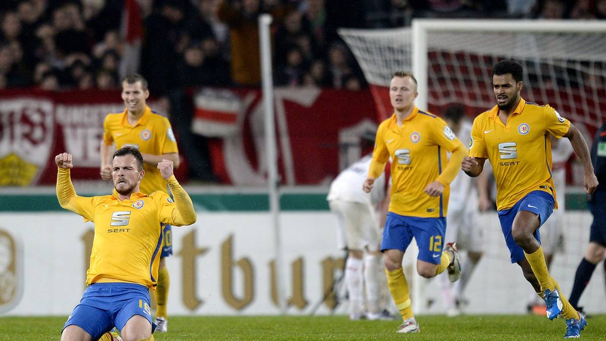 Aber das war es dann doch noch nicht: Dank Orhan Ademi (111.) schlagen die Braunschweiger tatsächlich noch zurück. Ken Reichel (vorn) macht das Feierbiest