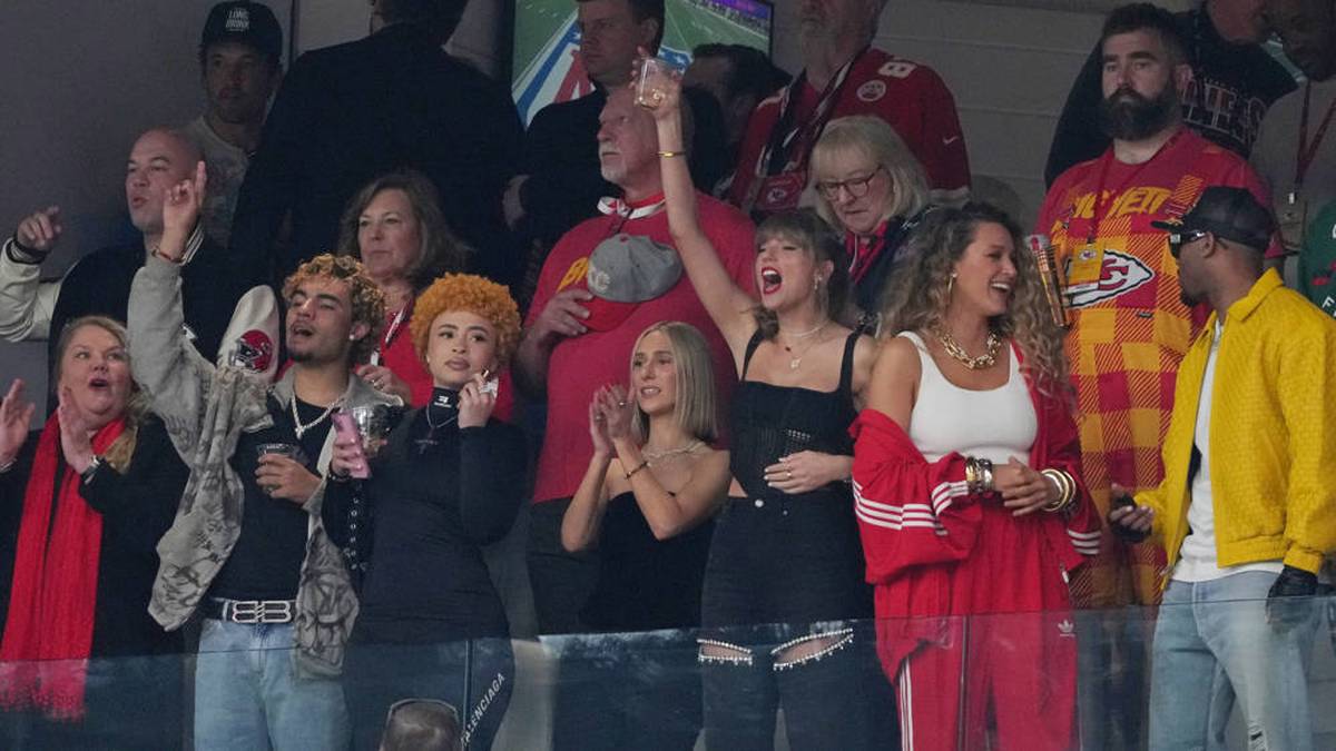 Mit Freundin und Schauspielerin Blake Lively hat sich auch noch prominente Unterstützung mitgebracht