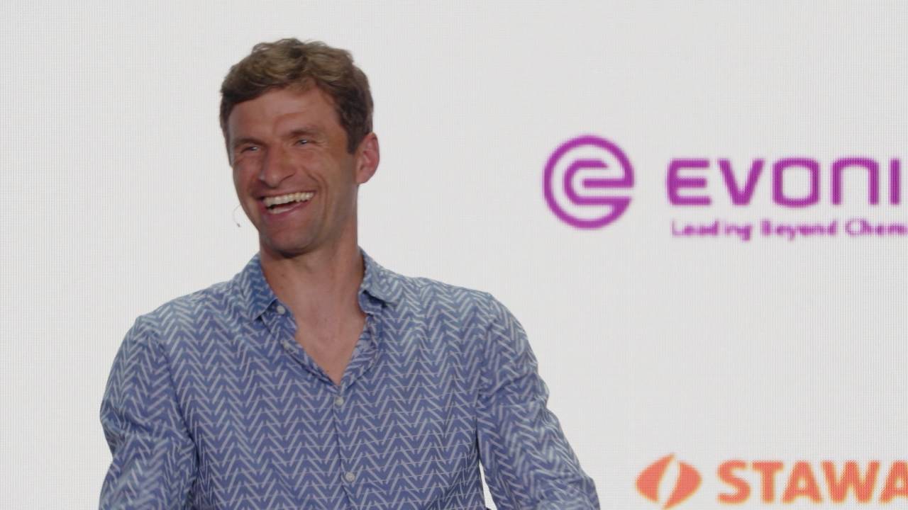 Thomas Müller wird auf Kongress selbst zum Moderator und stellt Fragen