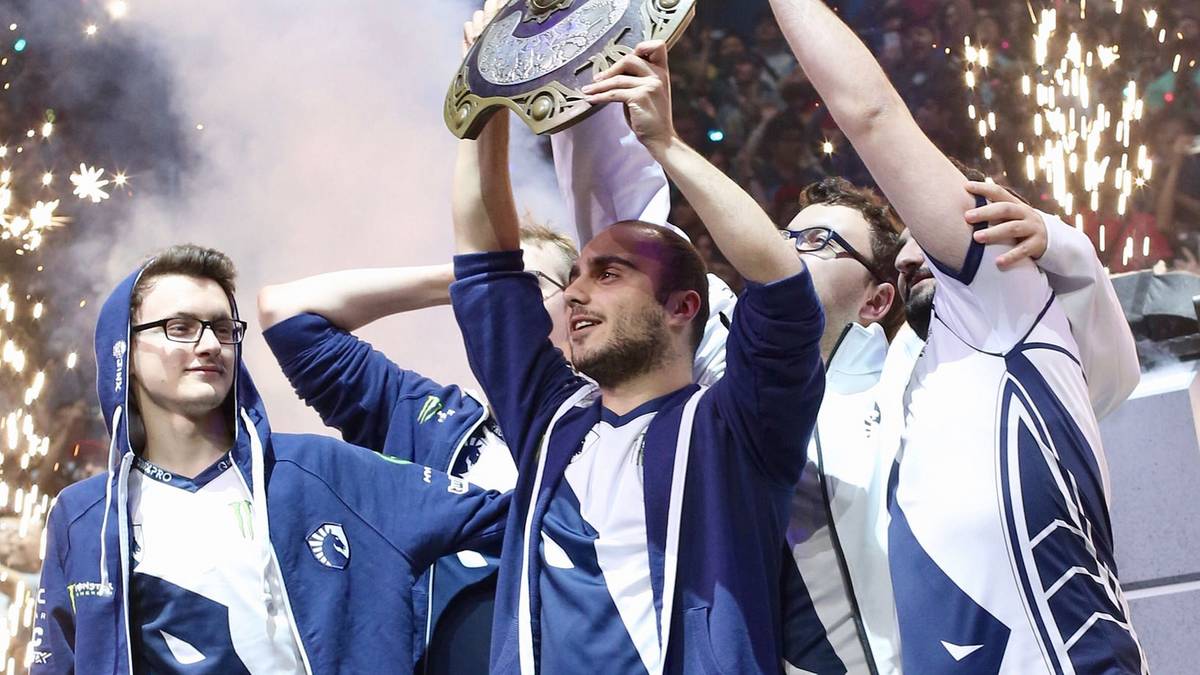 DOTA 2: THE INTERNATIONAL 2018: Mit Abstand zu allen bisherigen eSport-Titeln ist Dota 2 unschlagbar auf dem ersten Platz, wenn es um Preisgelder geht. Bei den Weltmeisterschaften des MOBA-Spiels des Herstellers Valve geht es um besonders viel Geld. Der Preispool des diesjährigen Turniers schlägt den vom letzten Jahr mit einem Rekord-Preispool von 24,8 Millionen US-Dollar. 2017 gewann Team Liquid mit dem deutschen Spieler Kuro "KuroKy" Salehi Takhasomi satte 10 Millionen US-Dollar