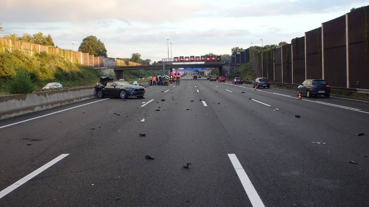 Dieses Foto von der Unfallstelle veröffentlichte die Kölner Polizei