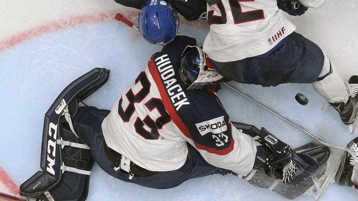 Im Spiel zwischen Finnland und der Slowakei verhindert das Hinterteil des Verteidigers dem slowakischen Torwart die Sicht auf den Puck