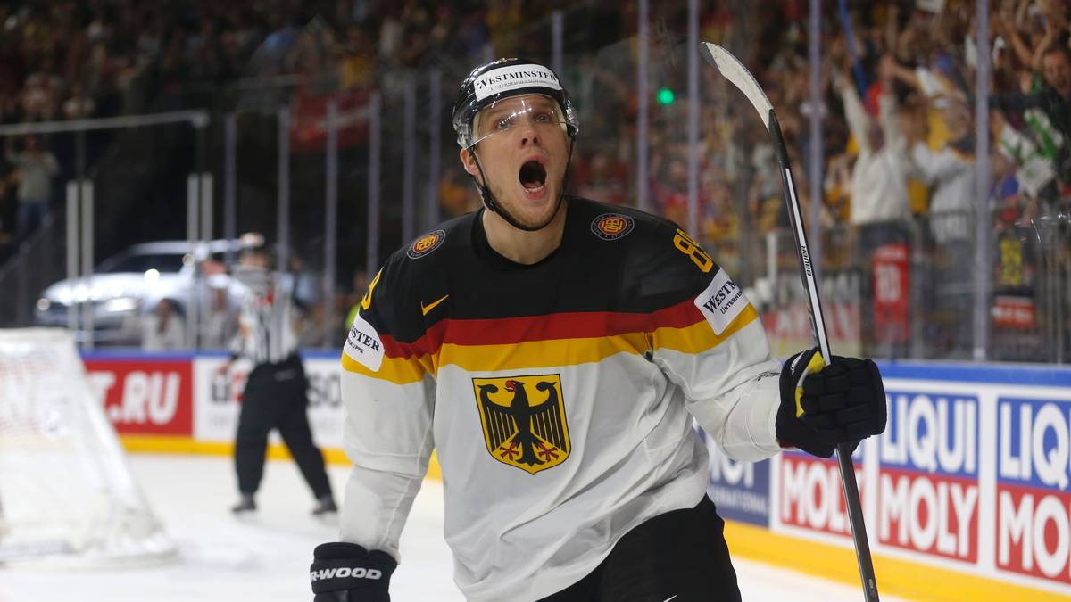 DAVID WOLF: Nach dem WM-Aus von NHL-Angreifer Tobias Rieder wegen einer Verletzung im Fuß nominierte der Bundestrainer Sturm David Wolf nach. Der Spieler der Adler Mannheim hat seit 2014 den Ruf, einer der härtesten Spieler der DEL zu sein. Damals schlug er seinem Gegenspieler Benedikt Schopper sechs Zähne aus, weshalb sogar wegen Körperverletzung gegen ihn ermittelt wurde. Gegen Lettland brachte er das DEB-Team per Doppelschlag mit Dennis Seidenberg in Führung