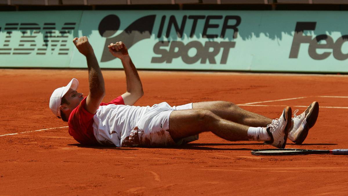 Das Match zieht sich über zwei Tage. Nach dem Matchball wirft sich Santoro erschöpft auf den Boden. Zum zweiten Spieltag hat er nur einen Liter Wasser mitgenommen: "Ich bin davon ausgegangen, dass wir noch zehn, 15 Minuten spielen, keine zwei Stunden"