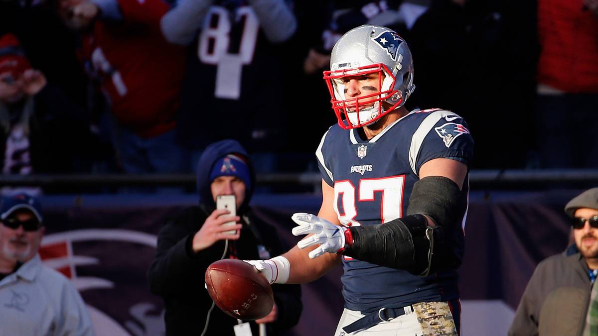 Mit den Patriots erreichte er erneut den Super Bowl. Doch Gronkowskis Teilnahme hing am seidenen Faden, da er aufgrund einer Gehirnerschütterung im AFC Championship Game pausieren musste. Erst kurz vor dem Super Bowl LII war seine Teilnahme sicher