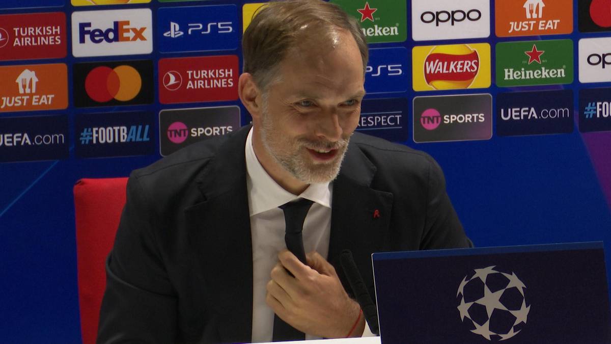 Bayern-Trainer Thomas Tuchel scherzt auf der Pressekonferenz mit einem Journalisten über seine Zukunft.