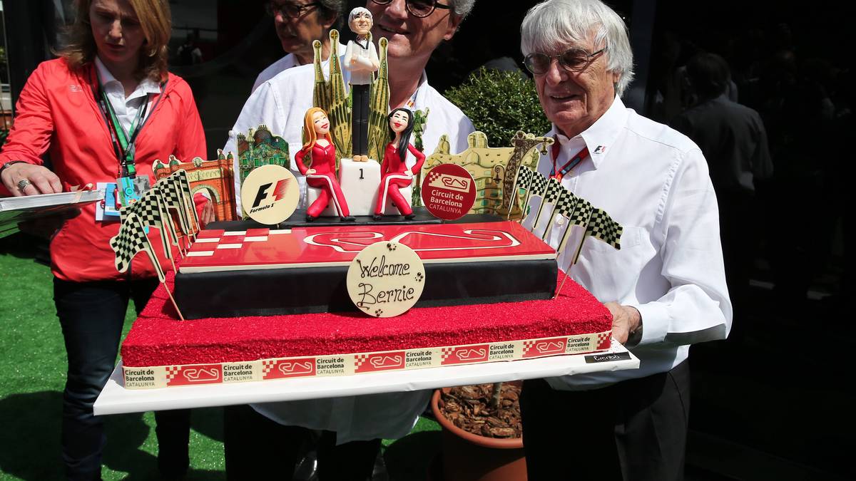 Formel-1-Promoter Bernie Ecclestone erhält als Begrüßungsgeschenk von den Verantwortlichen in Barcelona einen großen Kuchen
