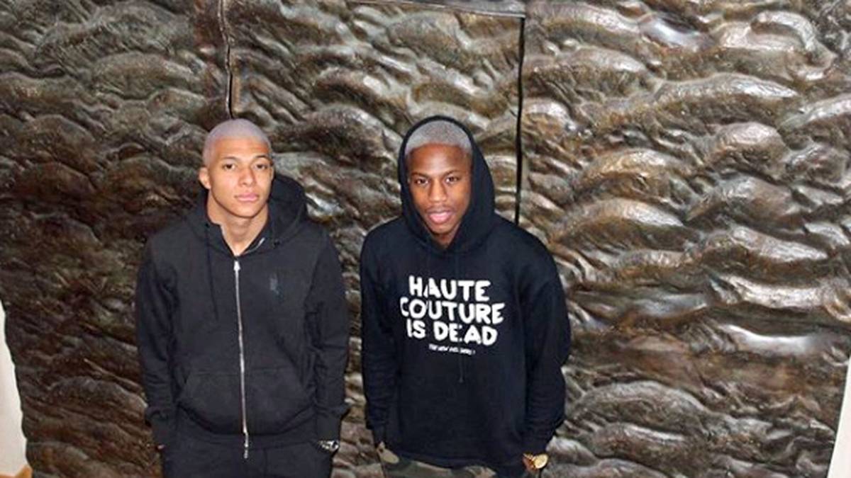Stylish oder No-Go? Paris-Star Kylian Mbappe (l.) gönnt sich zum 19. Geburtstag eine weiße Matte. Richtig glücklich sieht der Franzose allerdings nicht aus