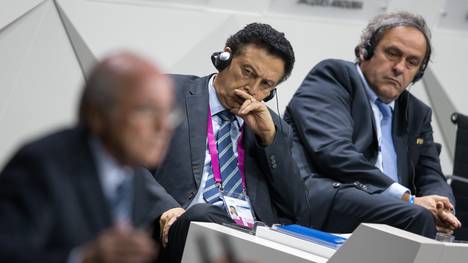 Alfredo Hawit Banegas (c) und UEFA-Präsident Michel Platini (R) beobachten den damaligen FIFA-Präsident Joseph S. Blatter beim 65. FIFA-Kongress in Zürich