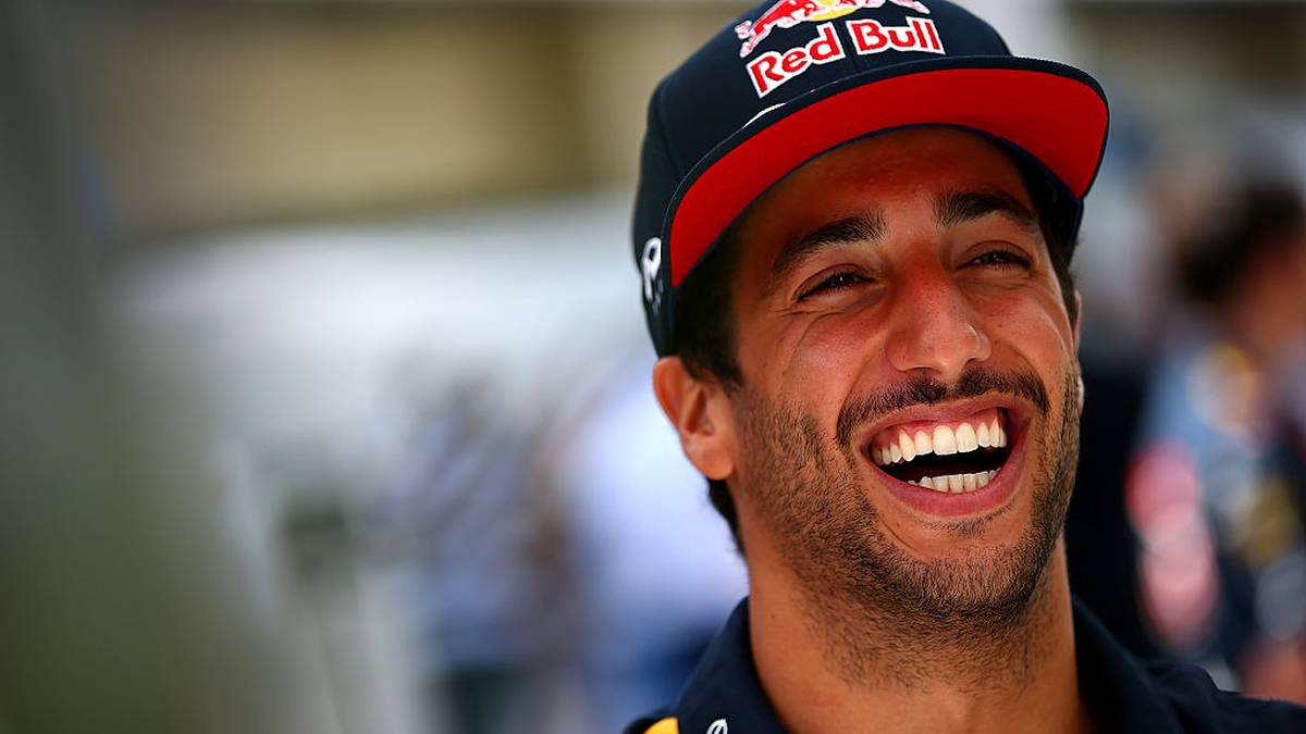  Ricciardo stiehlt dem viermaligen Weltmeister komplett die Show, gewinnt drei Rennen (der Deutsche keines) und wird WM-Dritter. Vettels beste Platzierung bleibt ein 2. Rang in Singapur, nur eines von drei Malen, dass er vor seinem Teamkolegen liegt. Nach einem enttäuschenden letzten Jahr verlässt Vettel Red Bull