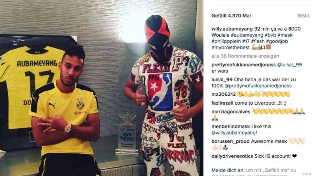 Nike dürfte es gefreut haben: Nachdem Auba vom BVB zu einer Geldstrafe verdonnert wird, taucht erneut ein Foto mit ihm und der umstrittenen Maske auf. Eine Sache ist aber anders als im Revier-Derby. Denn sein Bruder trägt diesmal das ominöse Stück Stoff. Angeblich soll es sich im Nachhinein um eine ältere Aufnahme gehandelt haben