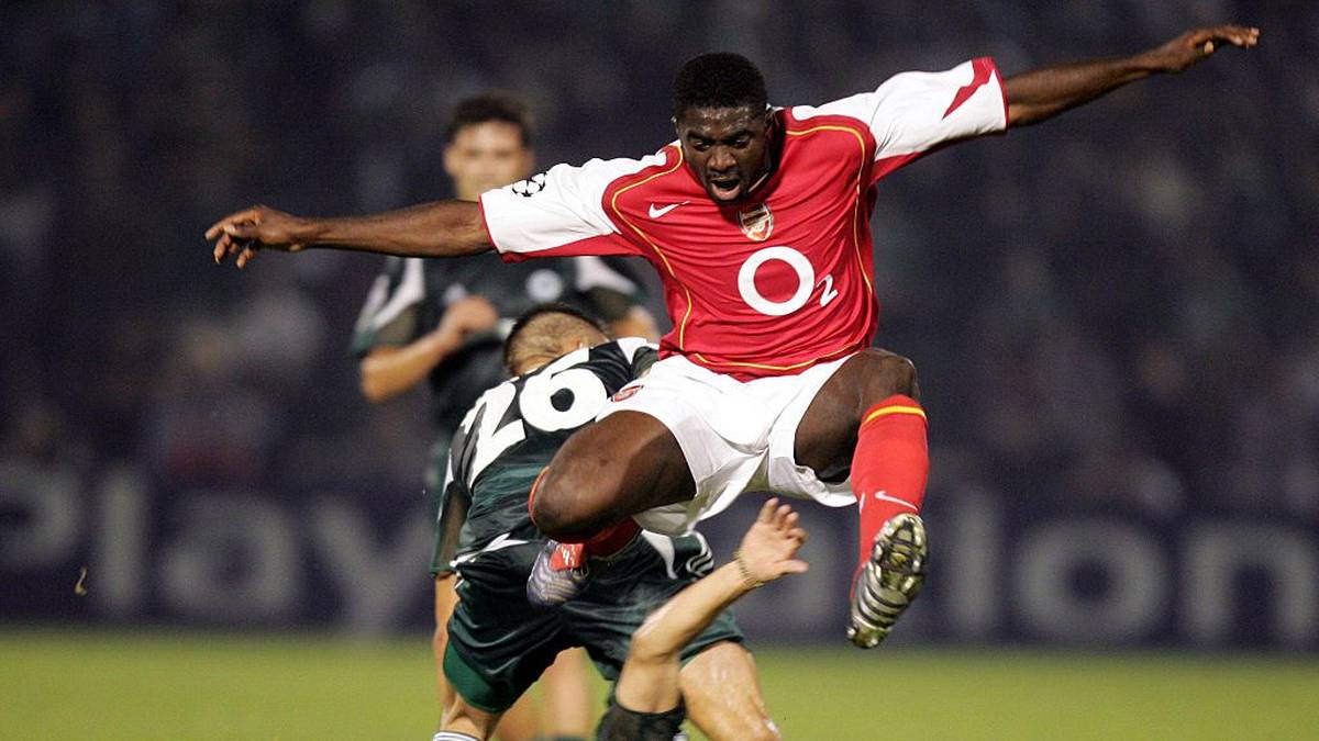 Arsenal's Kolo Toure (top) is tackled by Panathinaikos' Aggelos Basinas during their group E Champions League footbal game in Athens 20 October 2004. AFP PHOTO / Aris MESSINIS / AFP / ARIS MESSINIS        (Photo credit should read ARIS MESSINIS/AFP via Getty Images)