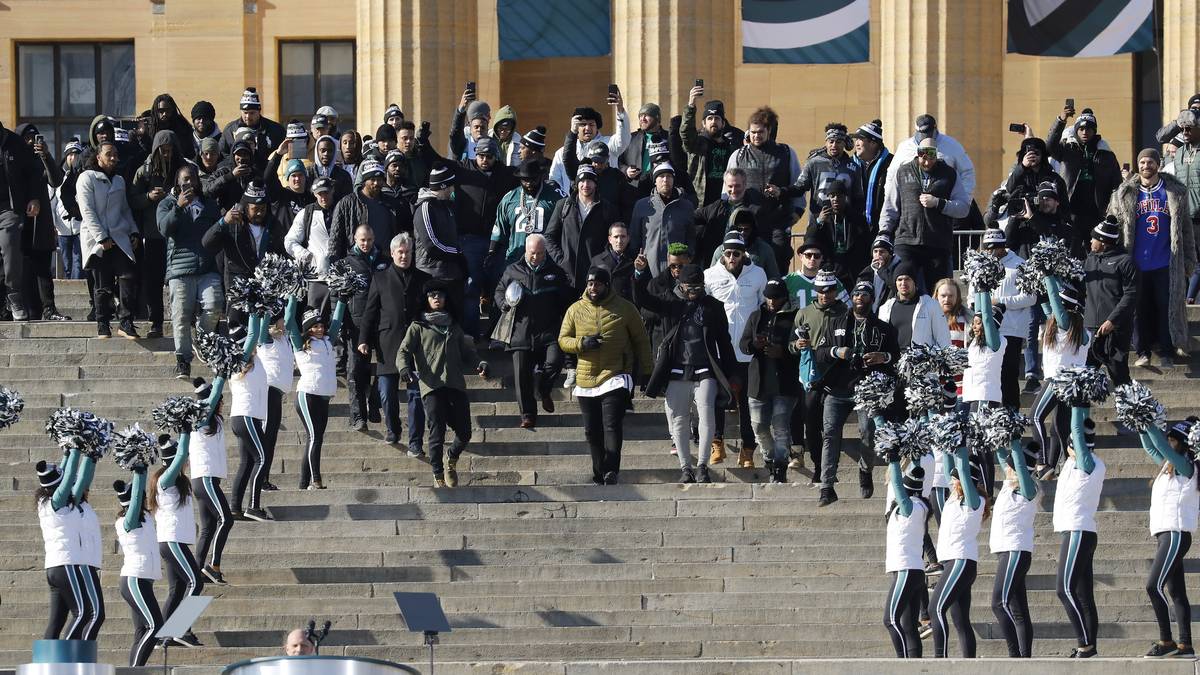 Am Ende kommt die Mannschaft vor dem "Museum of Art" zusammen...