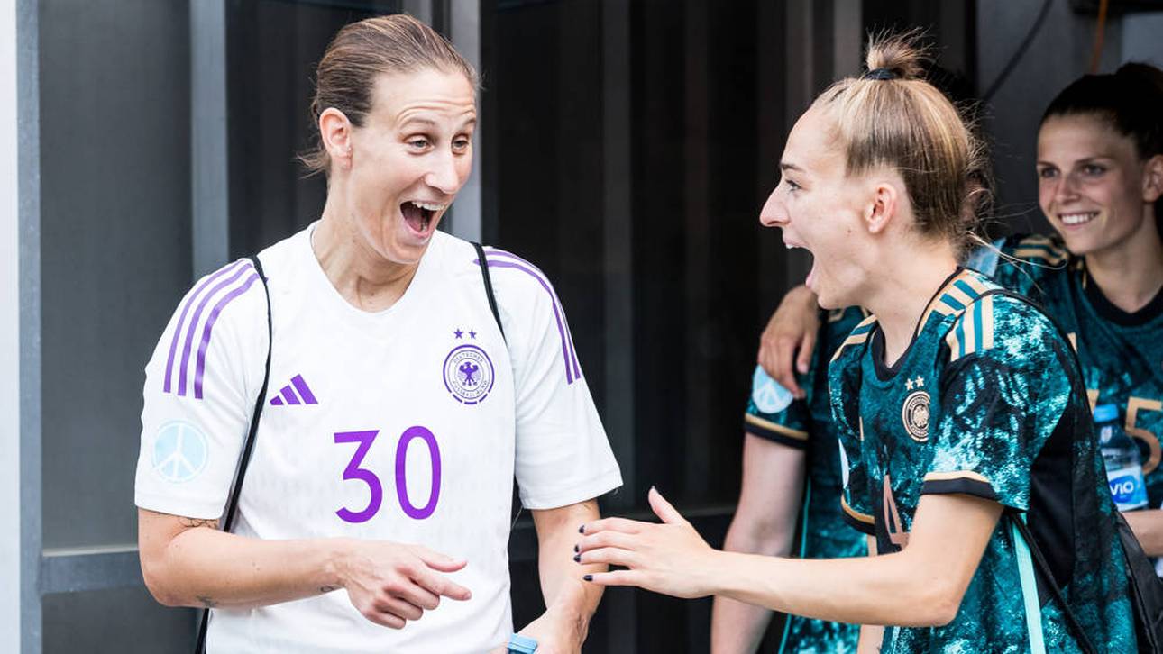 Ann-Katrin Berger hat am Rande des Testspiels gegen Vietnam viel Spaß