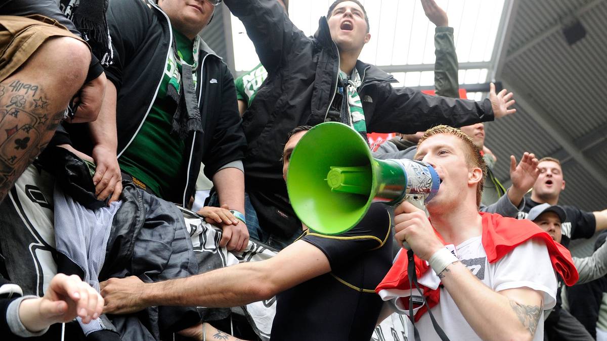 In seiner dritten Gladbacher Saison geht Reus ab wie eine Rakete. "Woody" - so wird der Profi wegen seiner Spechtfrisur genannt - lässt die Fans zeitweilig von der Meisterschaft träumen. Am Ende landen die Gladbacher auf Rang vier, auch weil Reus 18 Tore erzielt