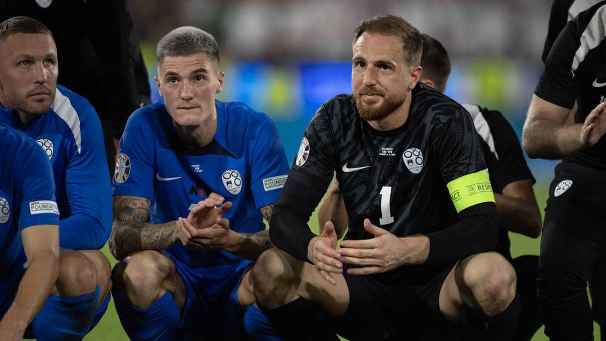 Jan Oblak (r., Atlético Madrid) und der ehemalige Leipziger Benjamin Sesko (l., Manchester United) verpassten die Qualifikation mit Slowenien