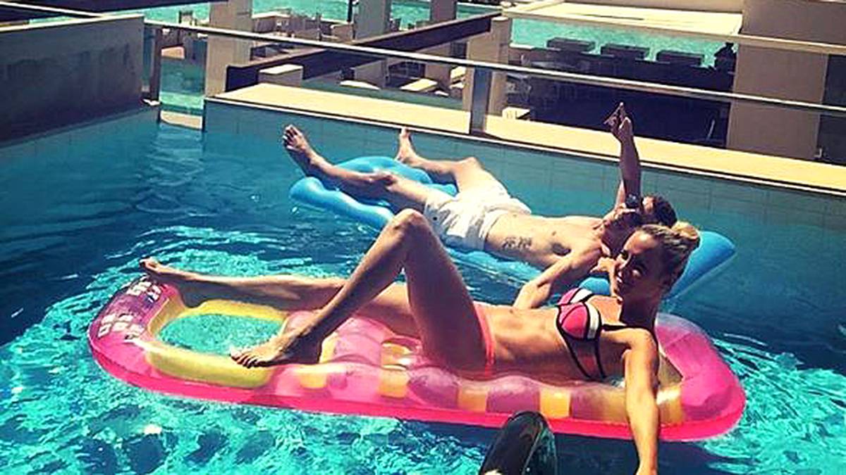 Und da hat gleich einer eine ganz frische Liebe an seiner Seite: Vladimir Darida von Hertha BSC posiert stolz auf einer Luftmatratze neben seiner neuen Partnerin. "Ja, es stimmt. Ich habe eine neue Freundin. Sie arbeitet beim tschechischen Fernsehsender O2 Sport", sagte der Mittelfeldmann der "Bild"