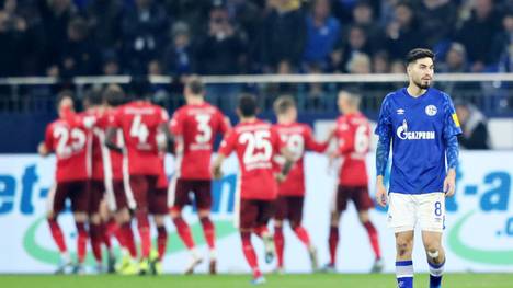 Ein Dreierpack von Düsseldorfs Rouwen Hennings kostete Suat Serdars (r.) Schalke den Sieg