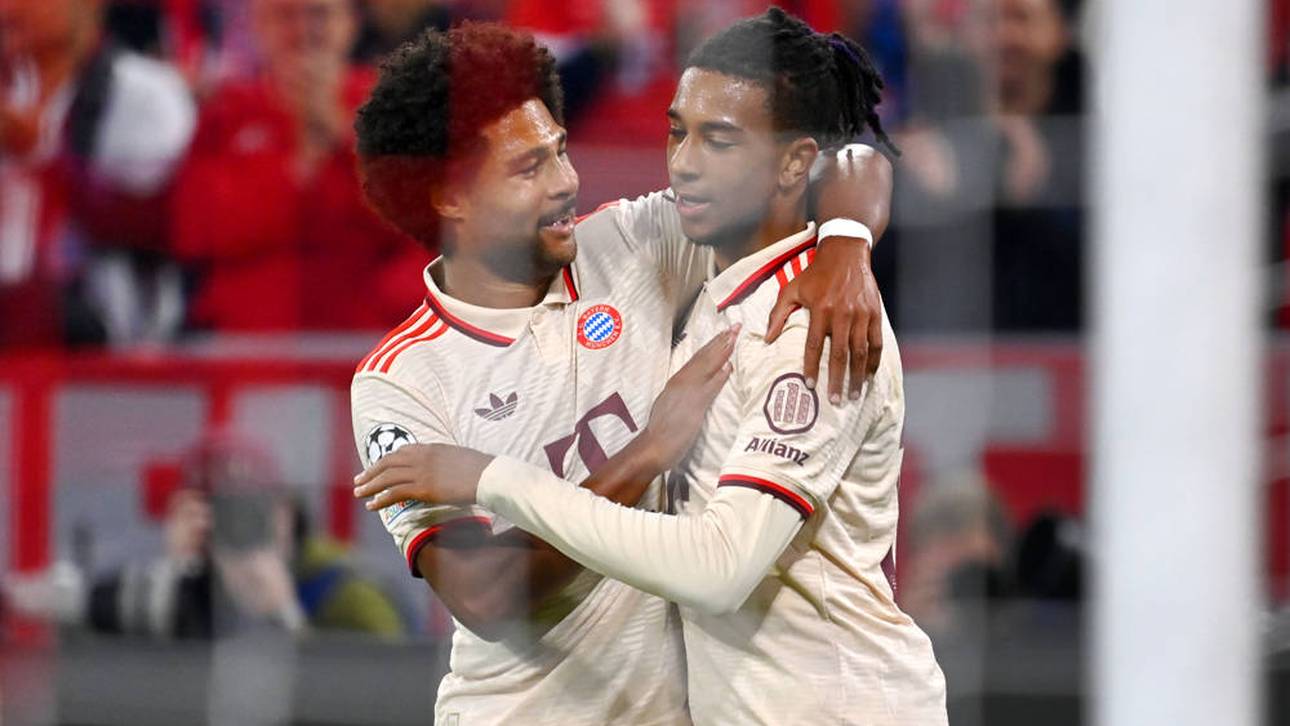 Serge Gnabry und Michael Olise verstehen sich schon nach kurzer Zeit beim FC Bayern blendend