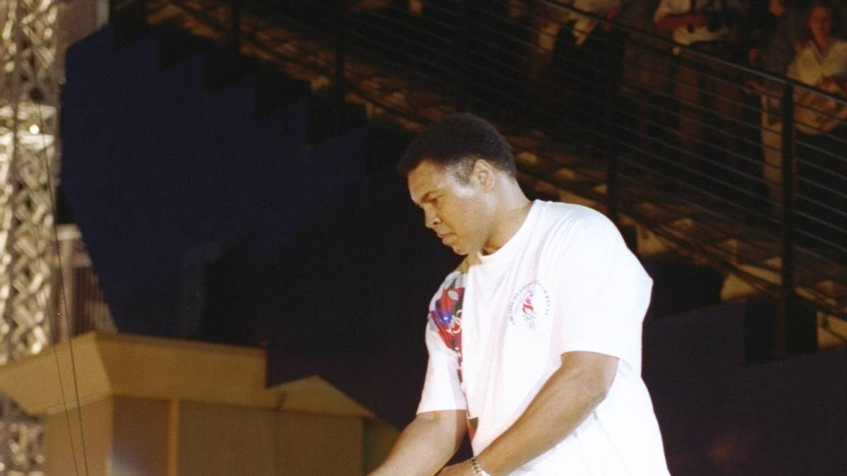 Auf einmal stand er oben auf dem Podest: The GOAT, "Greatest of all time" - Muhammad Ali. Jahrelang war die an Parkinson erkrankte Boxlegende zuvor nicht in Erscheinung getreten - und dann dieses Comeback. Gezeichnet von seiner Krankheit entzündete der Olympiasieger von 1960 mit zitternden Händen das olympische Feuer - und sorgte für einen absoluten Gänsehaut-Moment. "Meine linke Hand zitterte wegen Parkinson, die rechte vor Angst", gab Ali selbst später zu