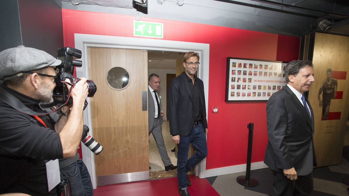 Direkt nach der Ankunft stellte sich Klopp der englischen Presse vor