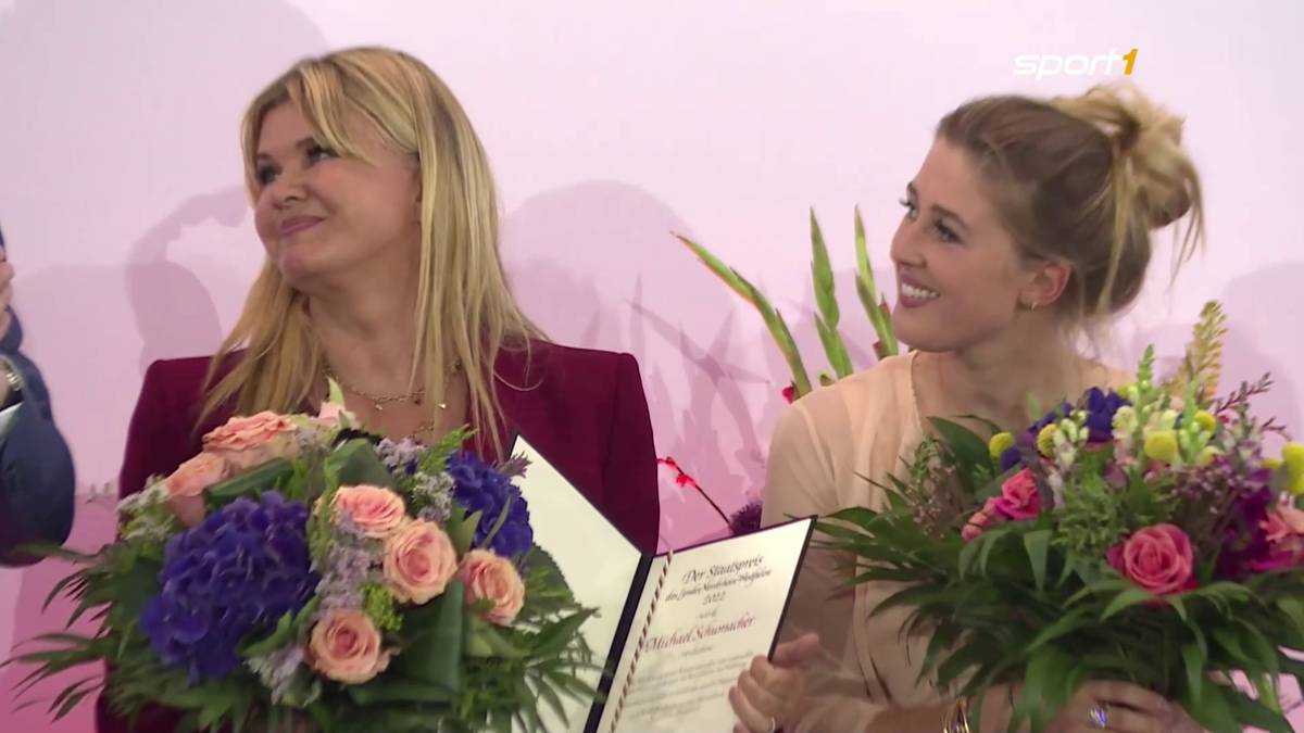 Michael Schumacher ist vom Land Nordrhein-Westfalen geehrt worden. Seine Frau Corinna zeigt bei der Verleihung große Emotionen.
