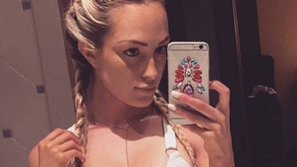 ... sondern auch leicht bekleidet vor dem Spiegel