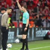 Trainer Xabi Alonso wird Bayer Leverkusen im nächsten Bundesliga-Spiel fehlen. Für seine vierte Gelbe Karte hat er wenig Verständnis.