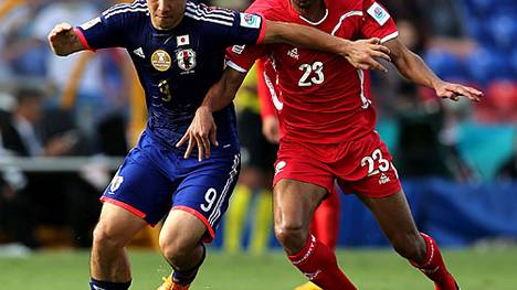 Shinji Okazaki (l.) ist mit Japan erfolgreich in den Asien-Cup gestartet