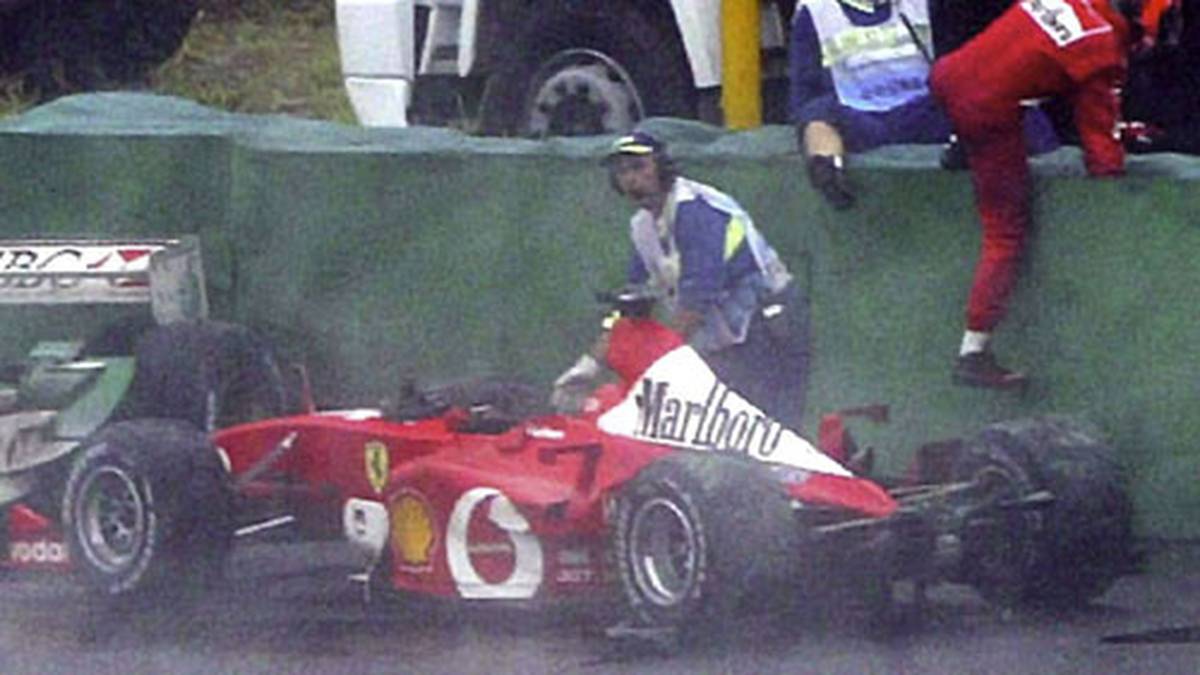 Erst regnet's, dann knallt's: In Brasilien rutscht Schumacher mit seinem Ferrari in einen Reifenstapel und fällt aus 