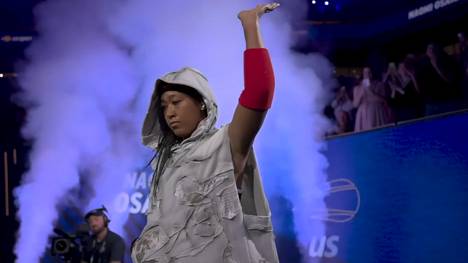 Naomi Osaka sorgt mit ihren Outfits immer wieder für Aufsehen. Bei den US Open überrascht die Japanerin diesmal mit einer Hommage an NBA-Legende Allen Iverson. Auf dem Court ließ sie ebenfalls Taten folgen und setzte sich gegen Anastasia Zakharova in zwei Sätzen durch.